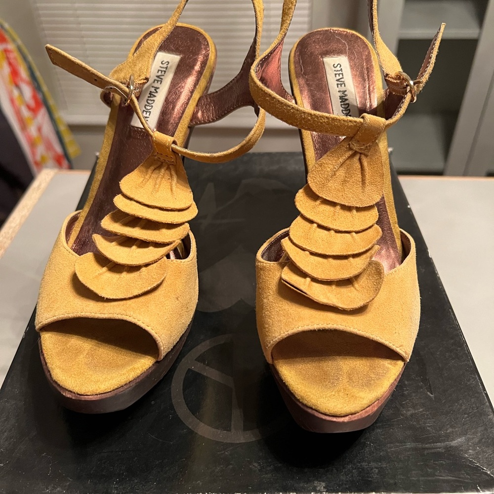 Steve Madden yellow suede sandal size 8.5